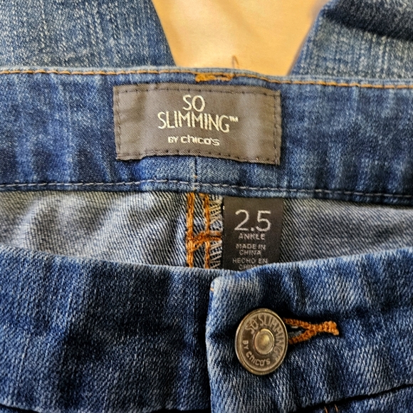 EUC Chico's So Slimming Ankle Jeans - Picture 3 of 3